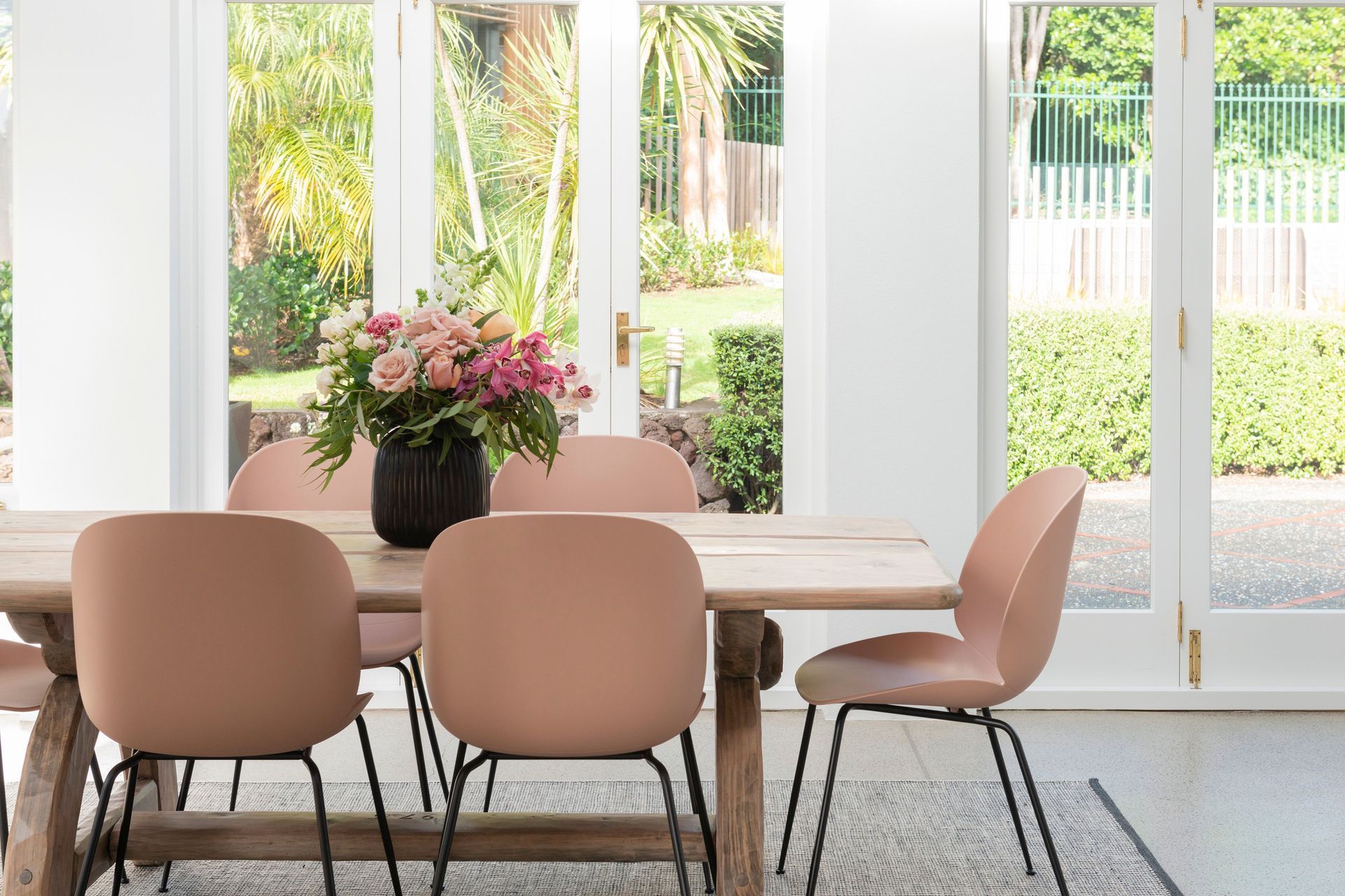 Natural materials and pastel colours create a warm and inviting atmosphere in this stylish dining room by Trinity Interior Design. | Photography: Helen Bankers