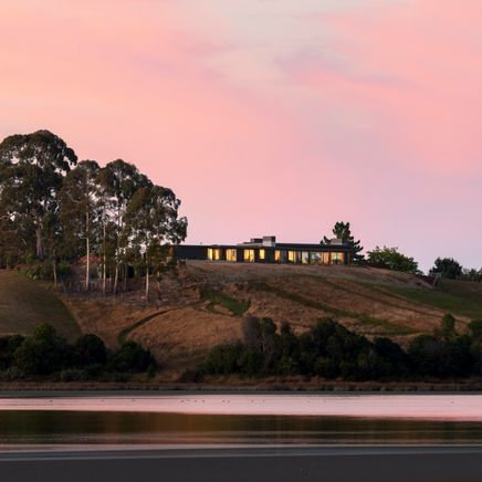 The Tasman talisman: a stunning pavilion home between bay and mountains