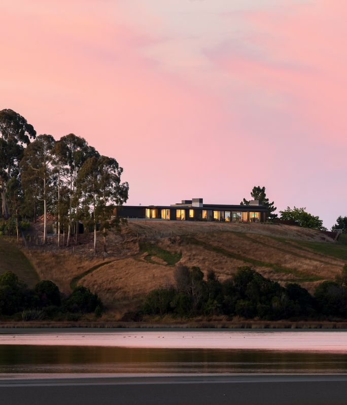 The Tasman talisman: a stunning pavilion home between bay and mountains
