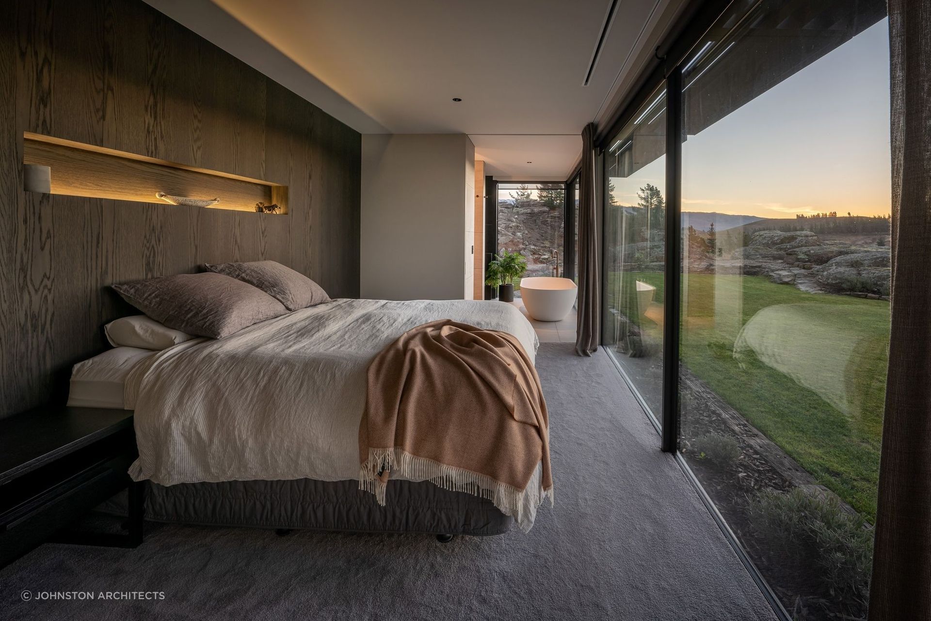 Floor-to-ceiling glazed walls feature throughout the home to maximise the views. | Photography: Larkin Photography