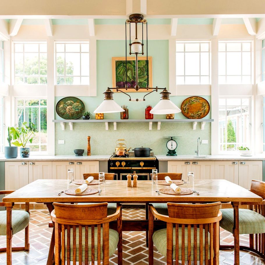 Upscale country lodge on the cliff’s edge of Palliser Bay