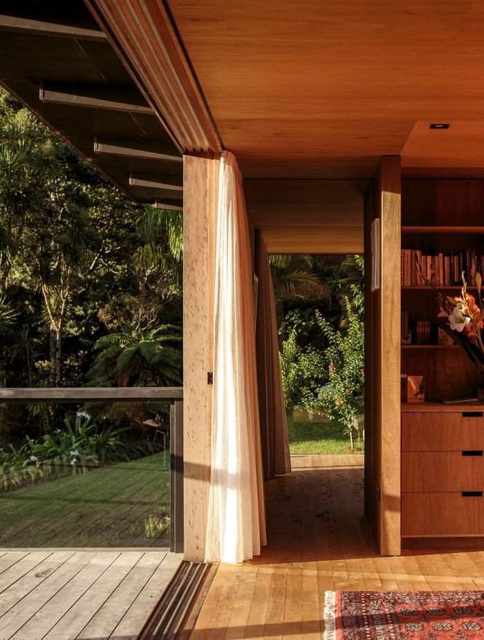 Embracing washitsu, light and air move freely throughout the space.