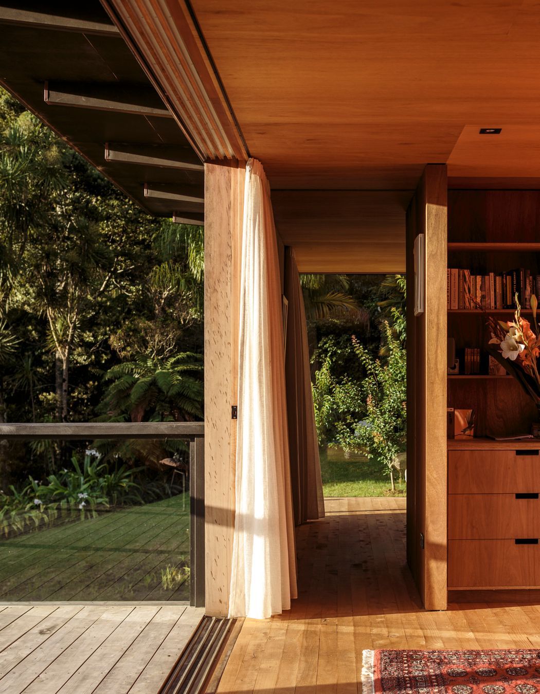 Embracing washitsu, light and air move freely throughout the space.