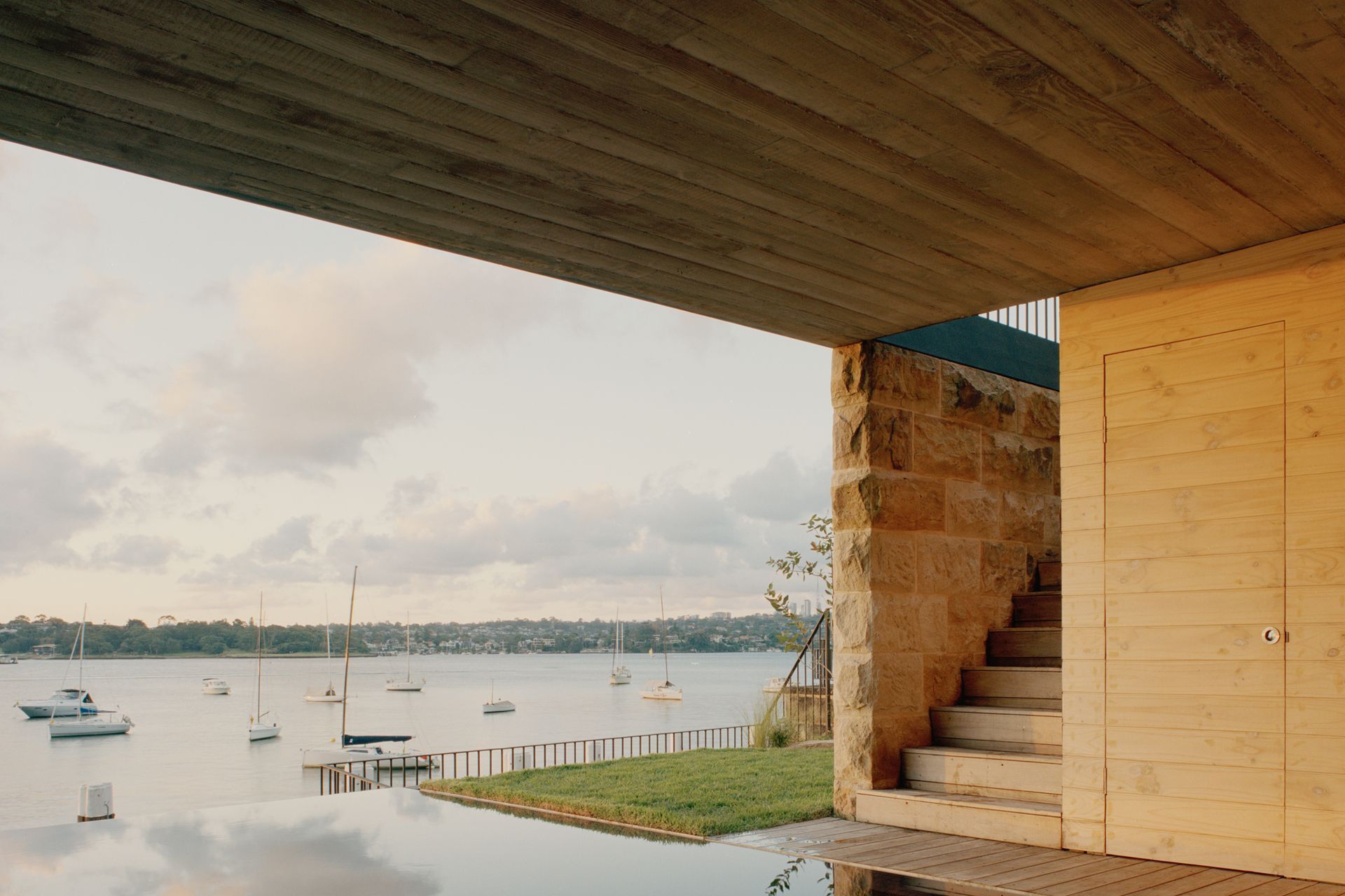 Underneath the concrete structure, a infinity pool provides a transcendent connection with the harbour view.