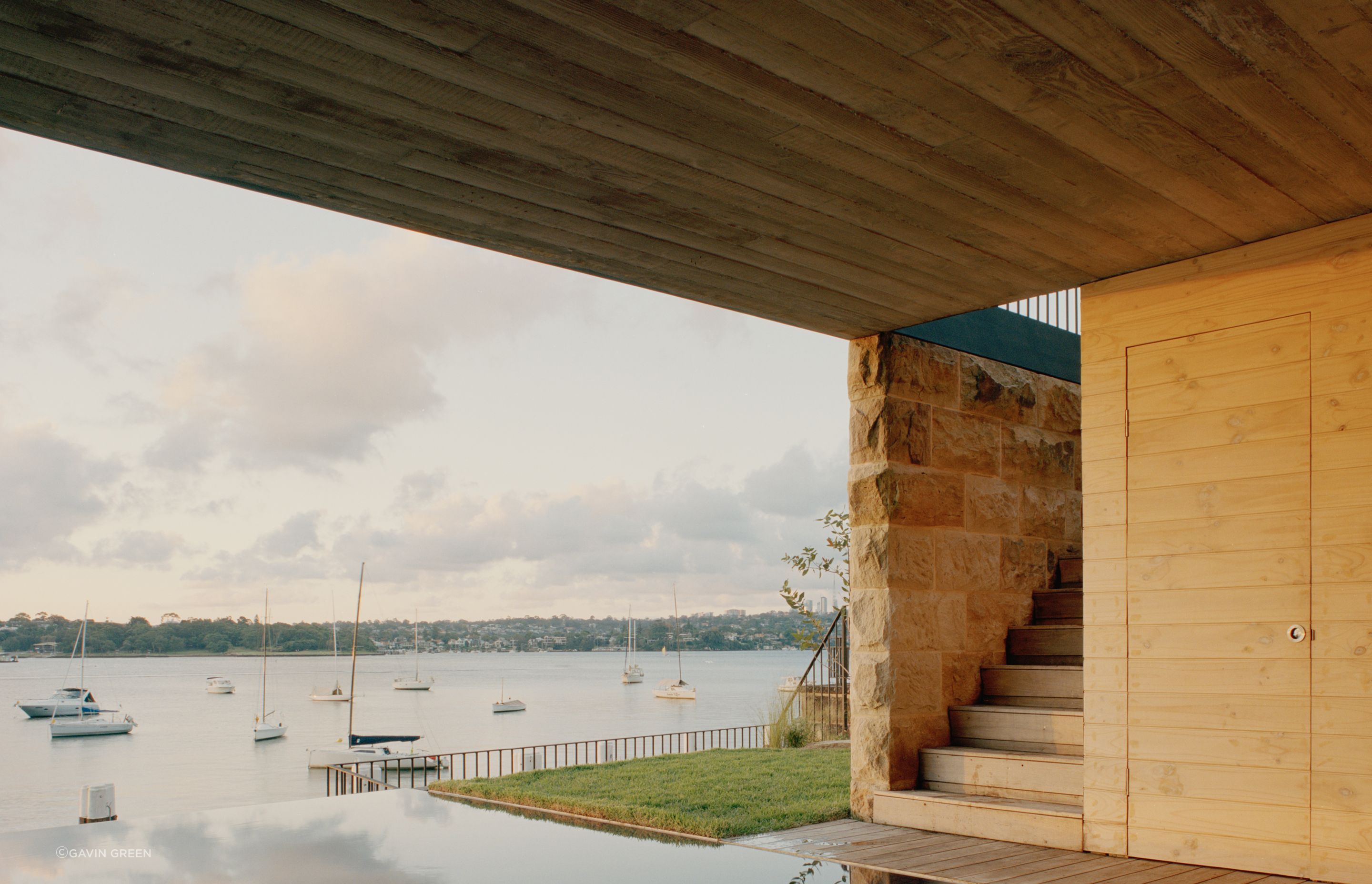 Underneath the concrete structure, a infinity pool provides a transcendent connection with the harbour view.