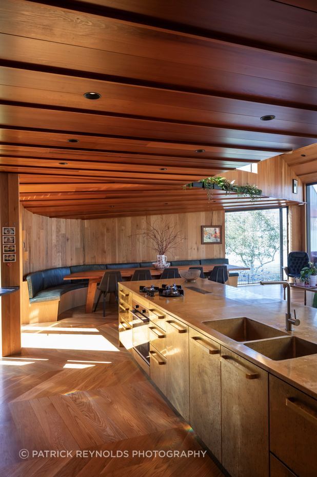 Michael O’Sullivan of Bull O’Sullivan Architecture always likes to design the dining table in every home. “It’s really nice to design something that everyone’s going to sit around and enjoy,” says Brad. “It finishes off the project. This was always going to need a custom piece of furniture, because it curves around.”