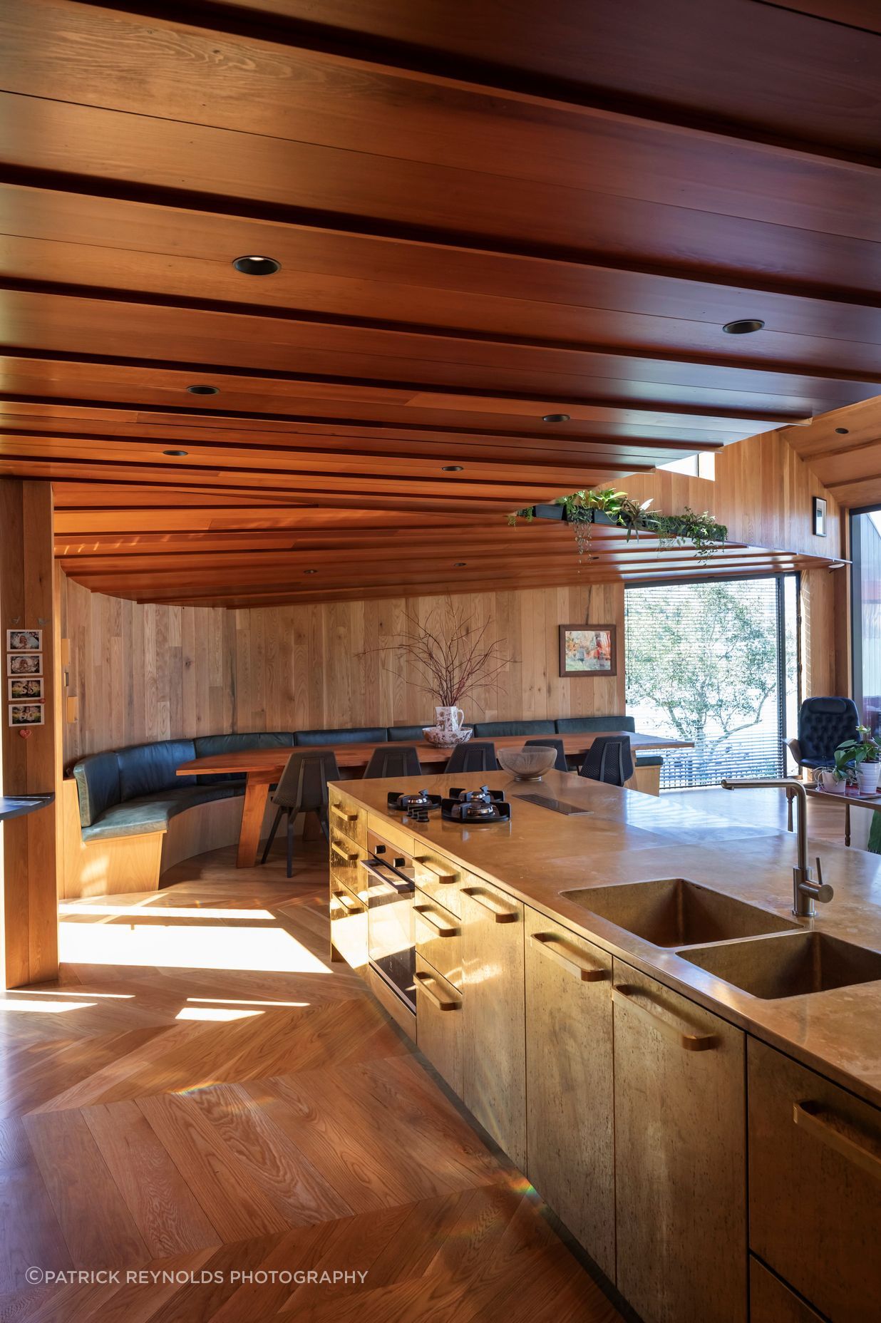 Michael O’Sullivan of Bull O’Sullivan Architecture always likes to design the dining table in every home. “It’s really nice to design something that everyone’s going to sit around and enjoy,” says Brad. “It finishes off the project. This was always going to need a custom piece of furniture, because it curves around.”