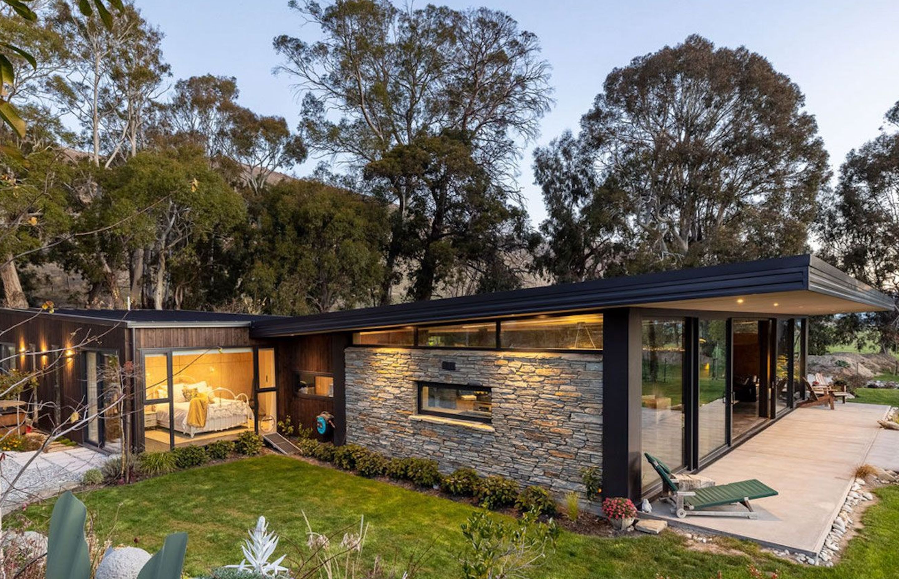 The house that Gary Todd of Gary Todd Architecture designed for friends often catches the eye of the public, he says. “It's a unique property that people notice. The owners say admirers even come up the driveway to enquire about it.”