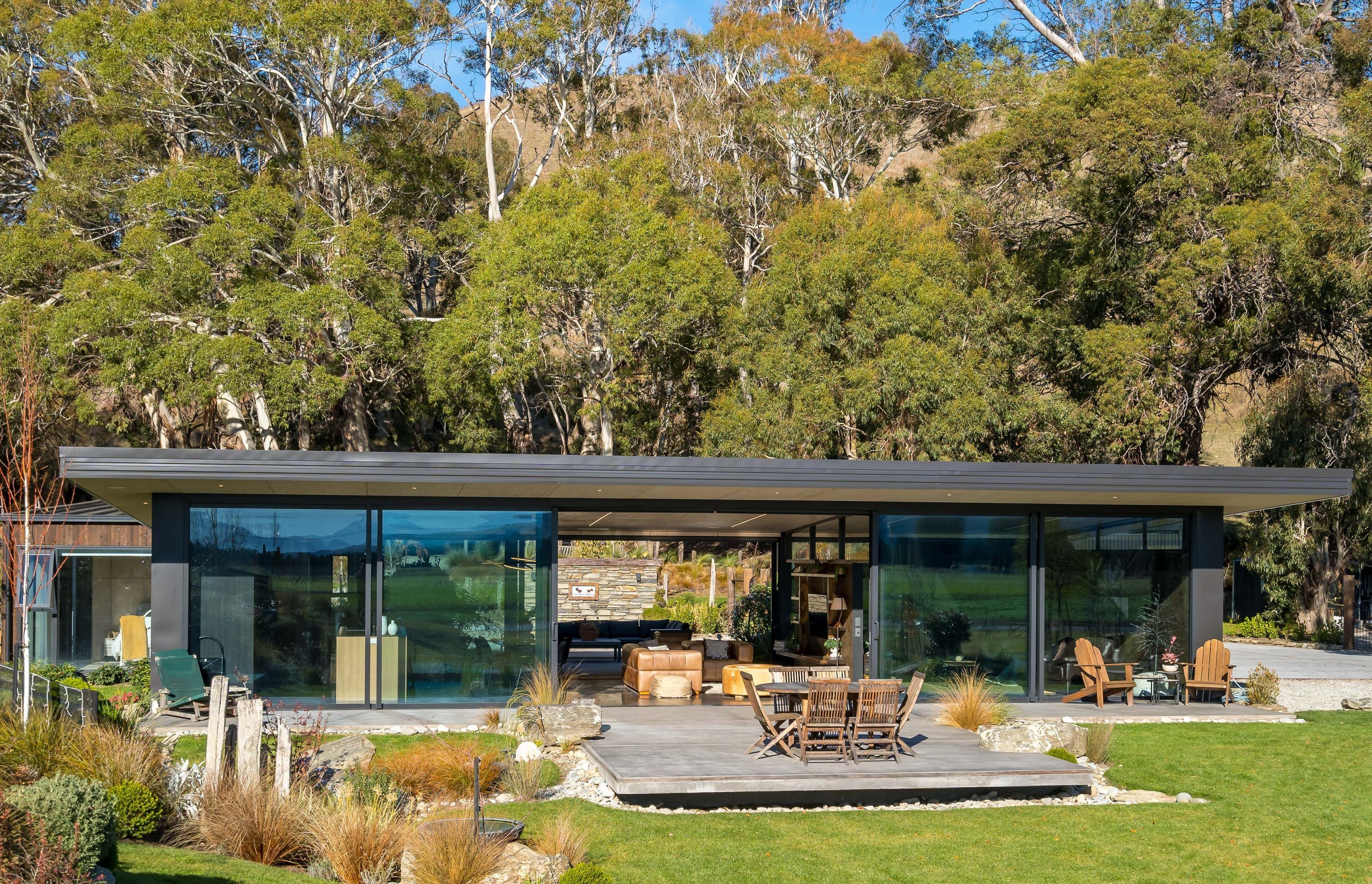 The brief from homeowners Sue and Simon Nyhof was for strong indoor-outdoor flow and lots of glass, and that the home be energy efficient. Gary credits builder Paul Davidson for his part in the collaboration: “Nothing was a problem.”