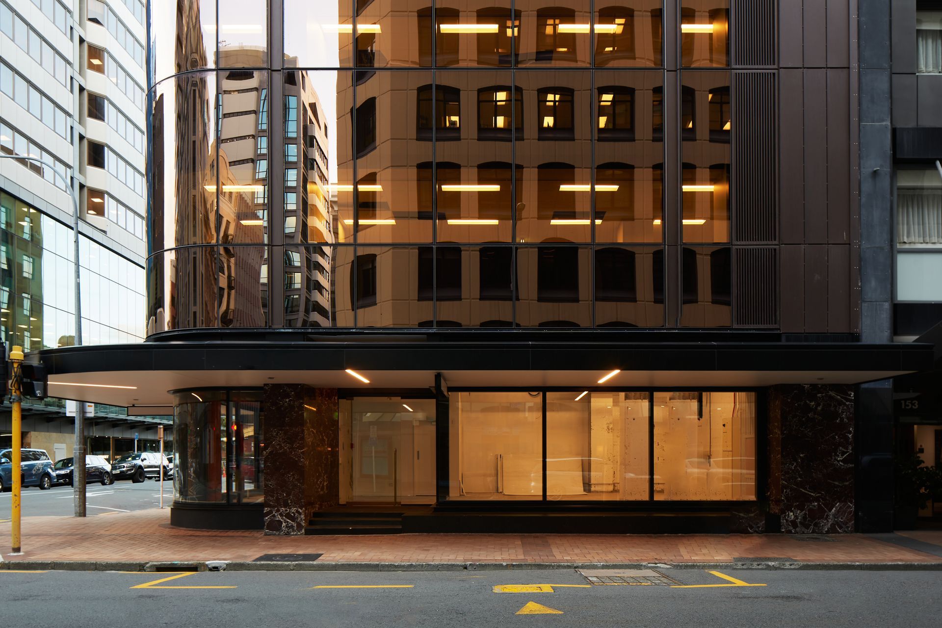 The ground floor of the building includes infrastructure for retail or hospitality. “There is a small area for retail on the corner, which is one structural bay and the curve, and then that continues on. All of the Featherston Street frontage is retail.”
