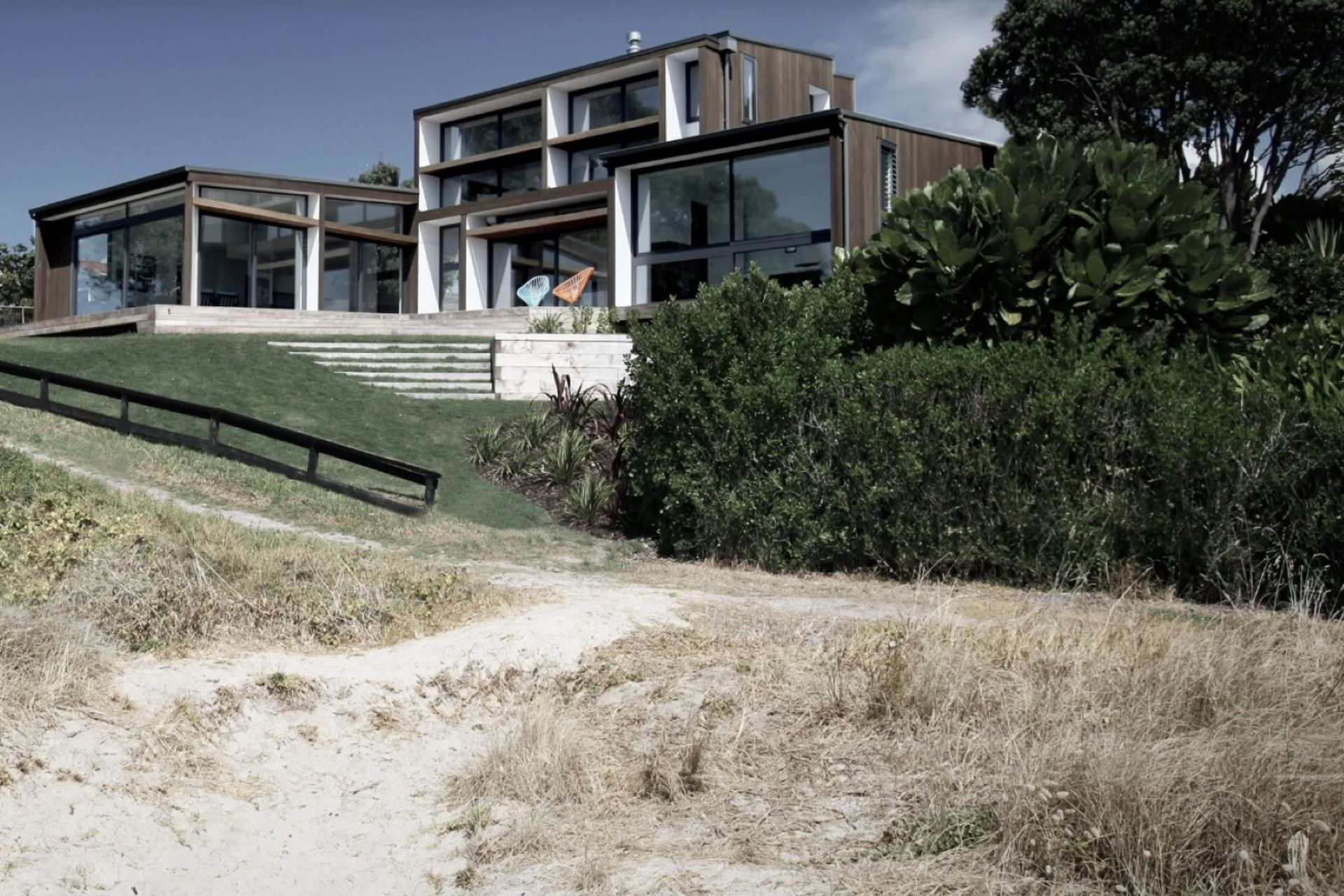 The sophisticated use of extensive glazing facilitates the open feeling of the sublime Hahei Beach House.