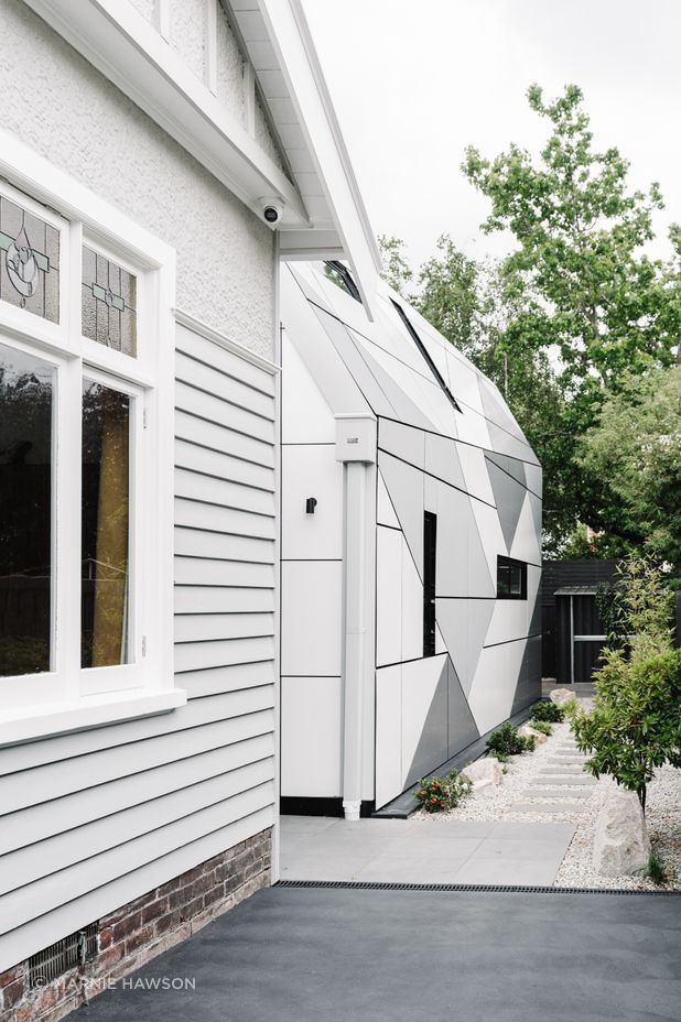 Three-colour solid aluminium panels reference the colour of the original façade.