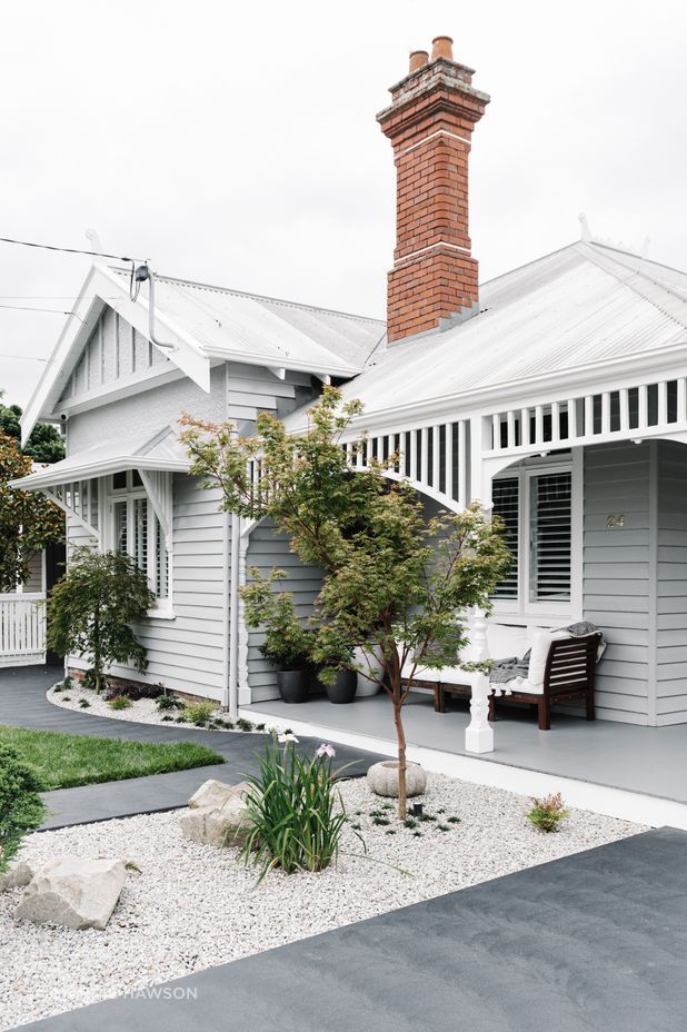 Japanese maples and Japanese black pine greet at the heritage front of the home. Landscaping
was carried out by Beare Gardens.