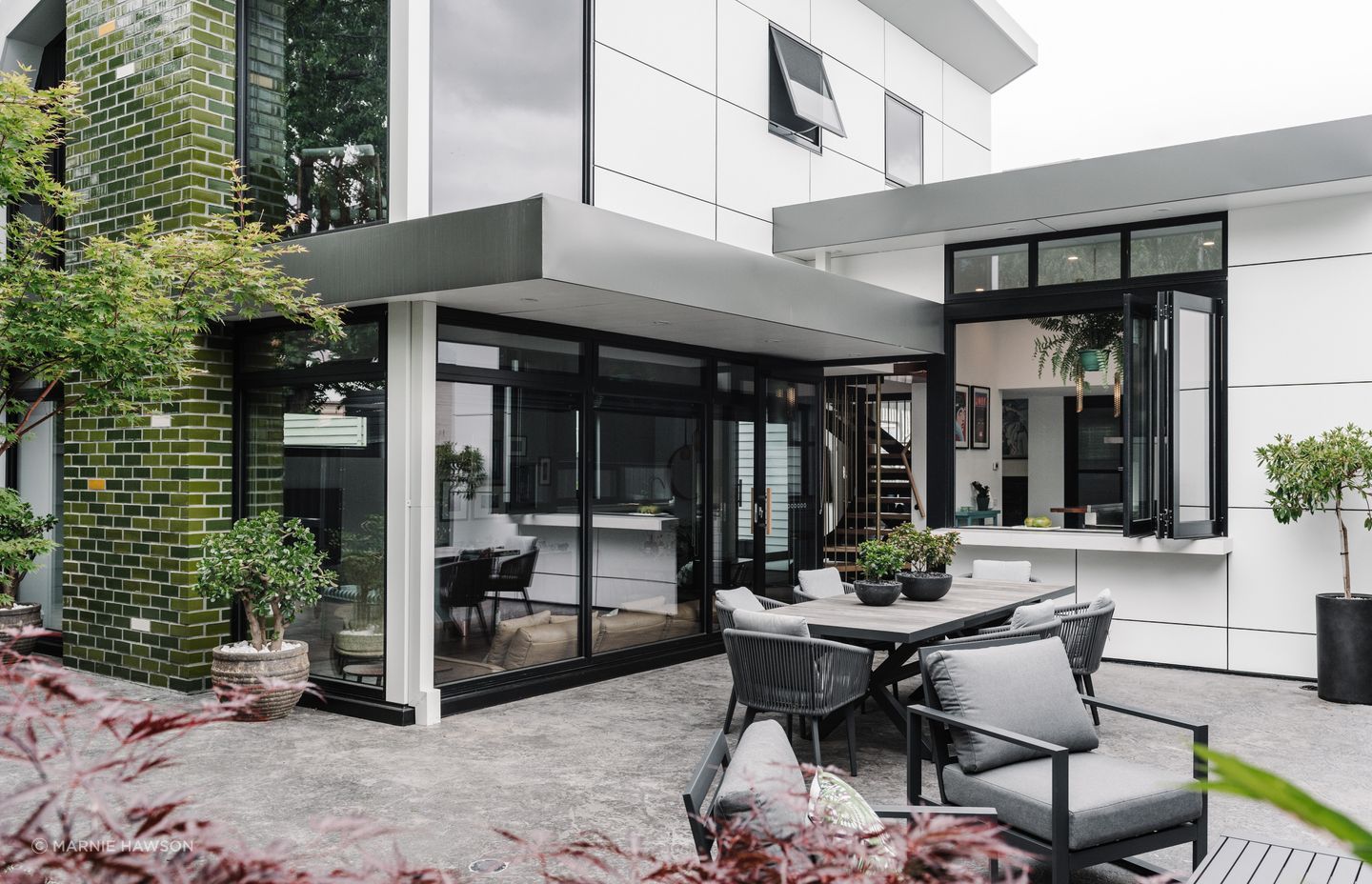 Entertaining is easy with the kitchen and living areas opening out onto the outdoor space. The servery
windows are by Central Highlands Windows.