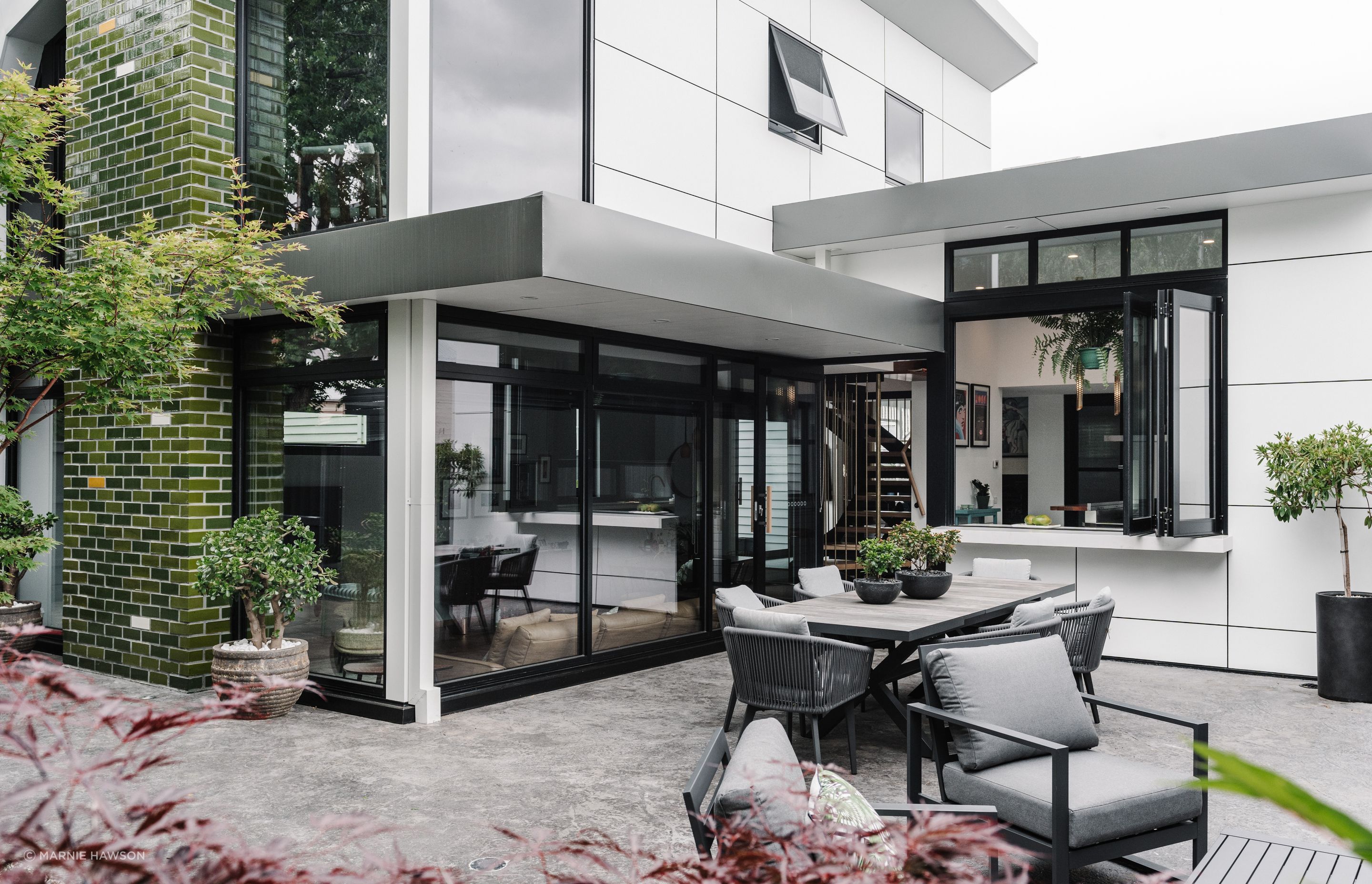 Entertaining is easy with the kitchen and living areas opening out onto the outdoor space. The servery
windows are by Central Highlands Windows.