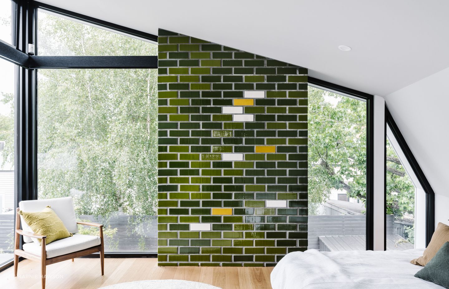 The chimney is also on display in the master suite. The glazed bricks are in Green Rainforest, Everglade,
Vanilla and Tangerine from Euroa Clay Products.