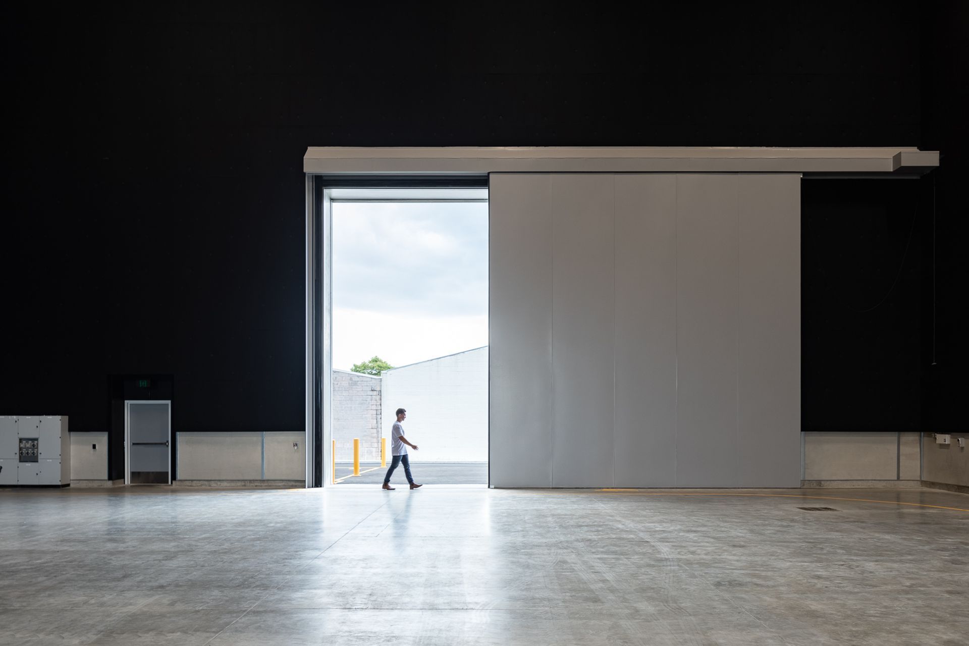 To achieve the required acoustic performance, the stages were fitted with acoustic doors.