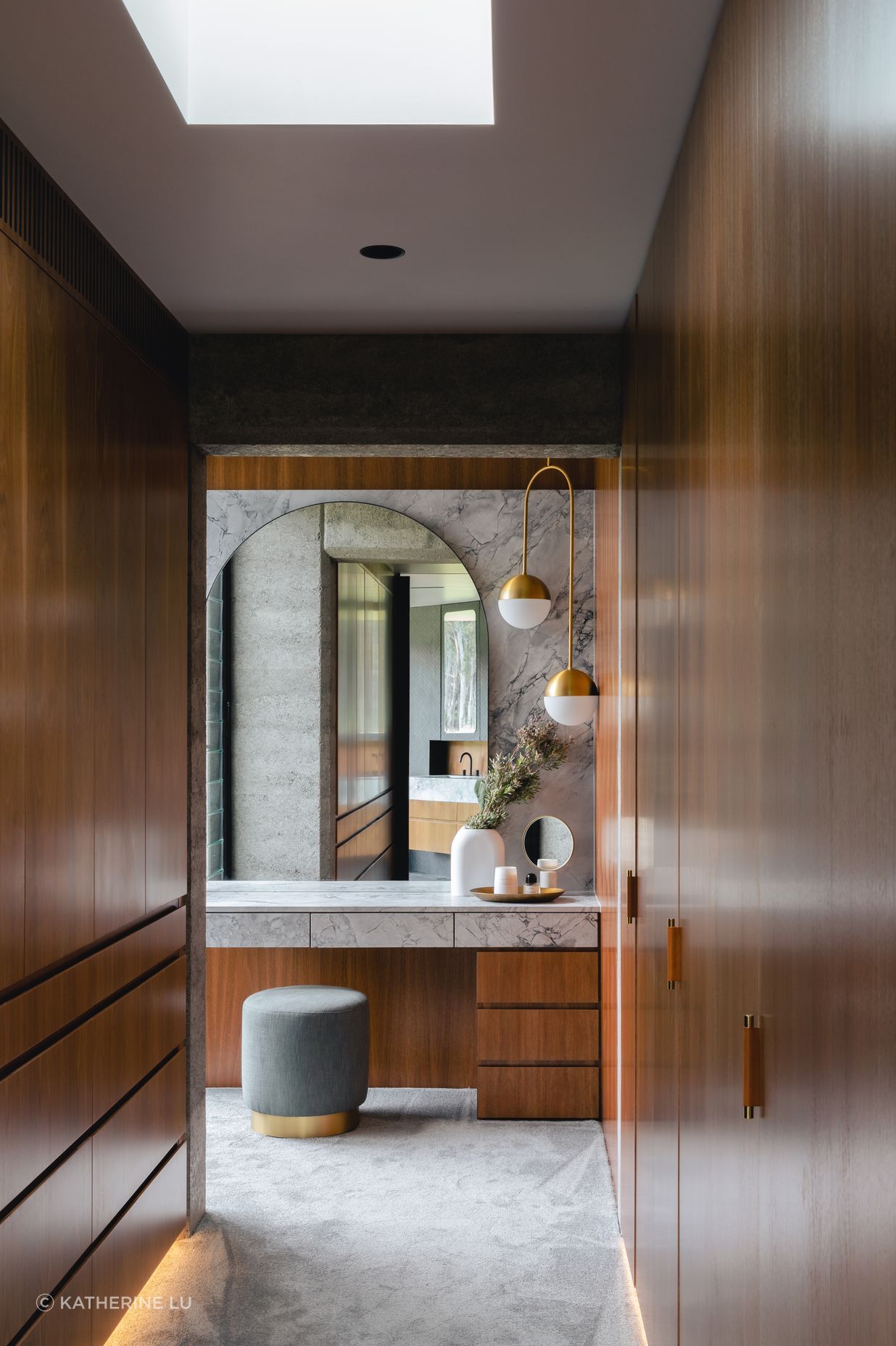 The dressing room welcomes the day with its rich and warm tones.