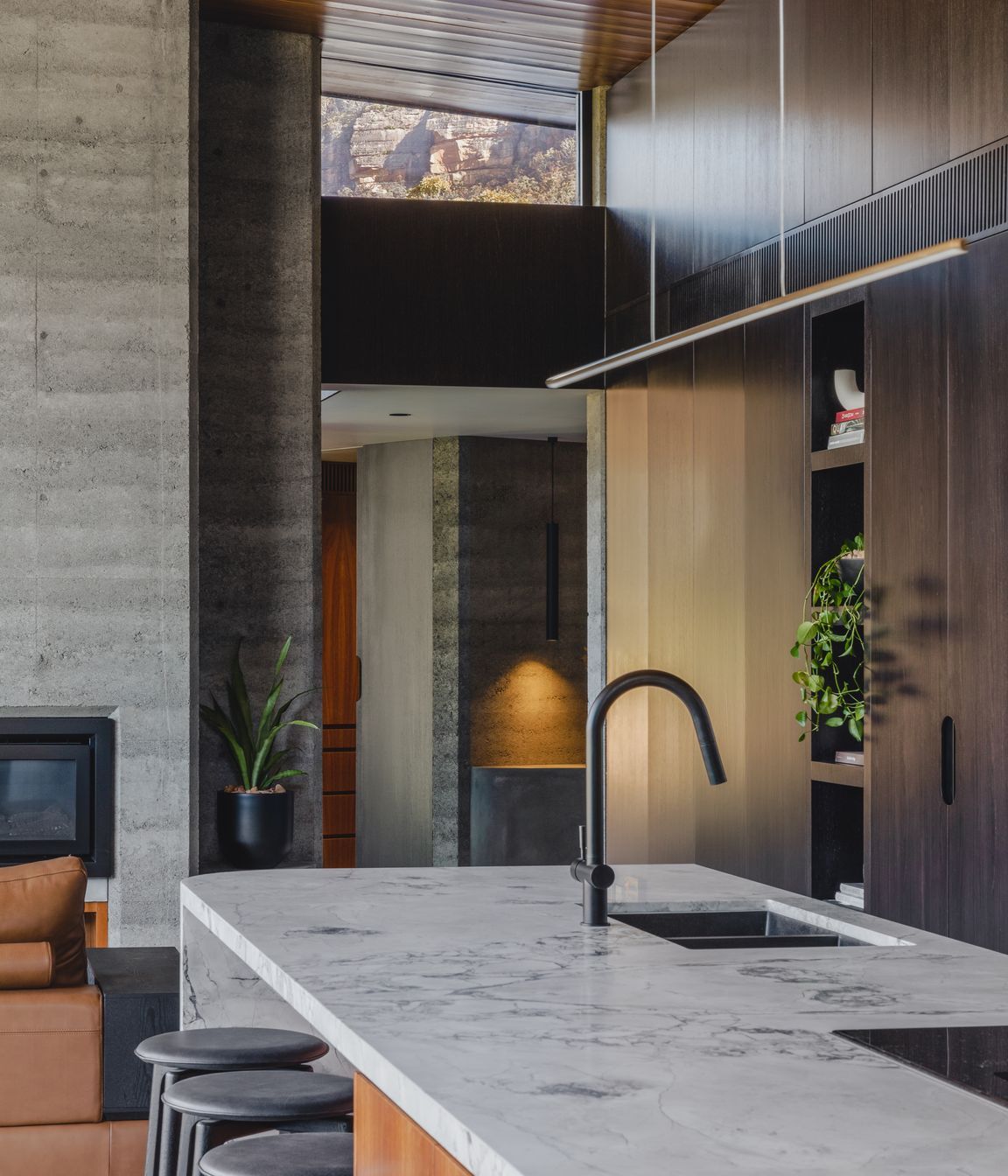 The vein in the super white dolomite emulates the pathways running through the property’s bushlands.