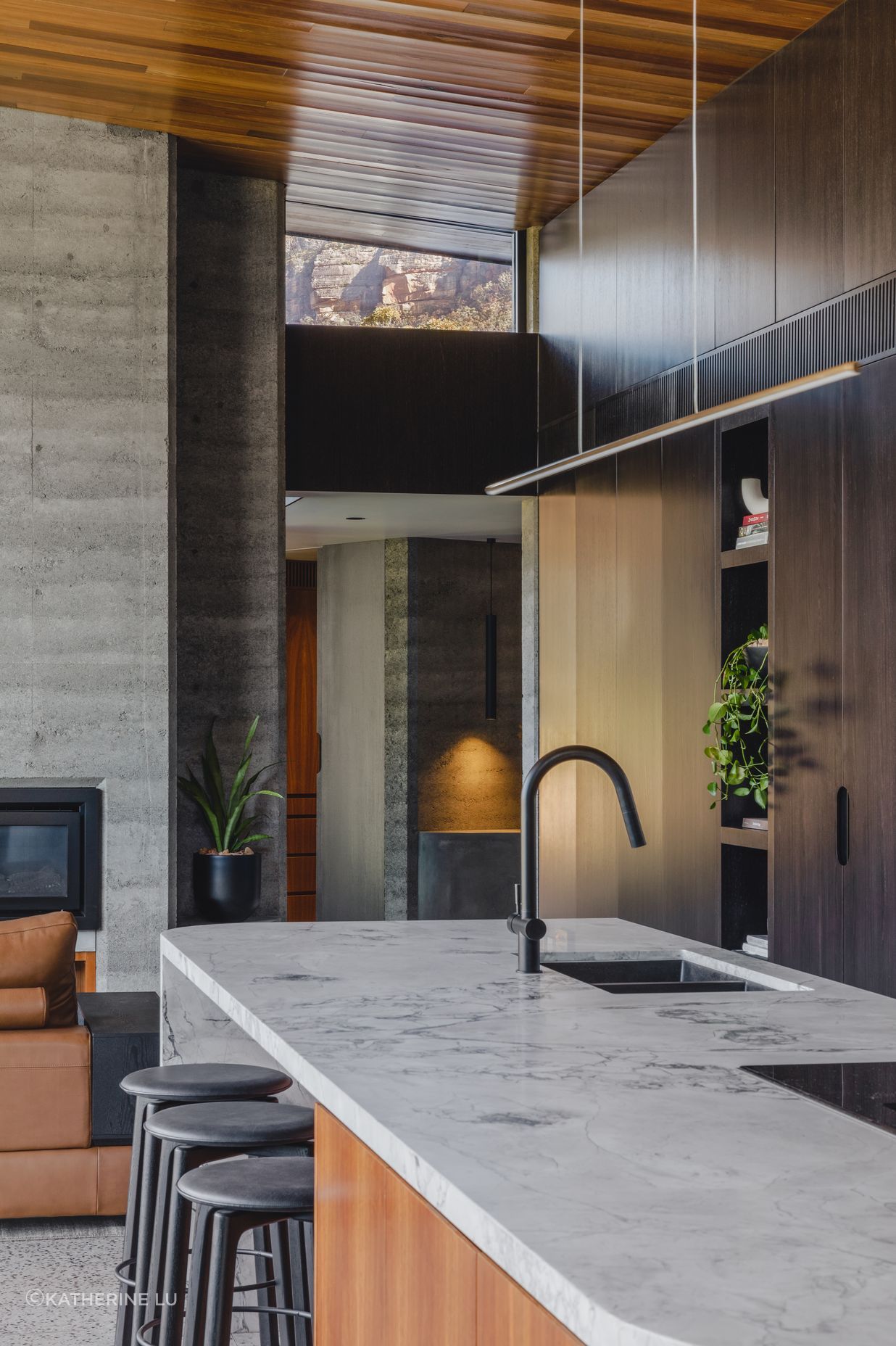 The vein in the super white dolomite emulates the pathways running through the property’s bushlands.