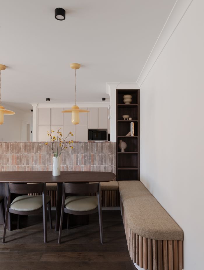Stand-out features include honey-coloured Italian glass pendants, designed by Sjoerd Vroonand and made in the Netherlands for Space Furniture, that have been hung above the dining table.