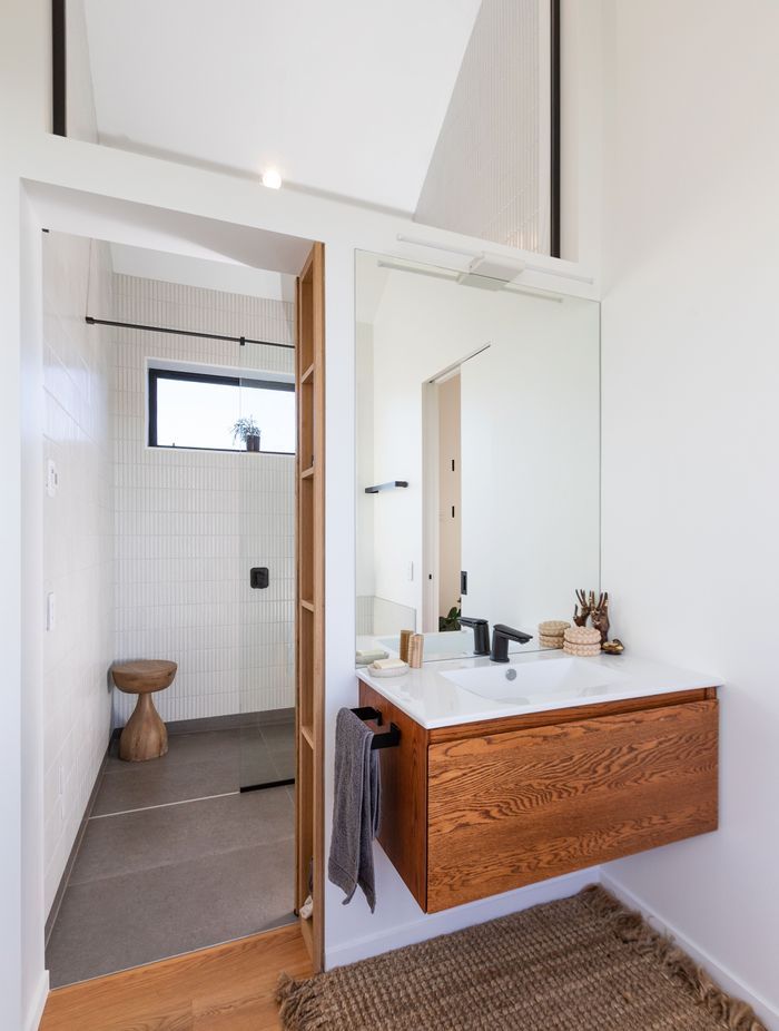 The main dwelling’s bathroom, partially enclosed for versatility. | Photographer: Sandra Henderson