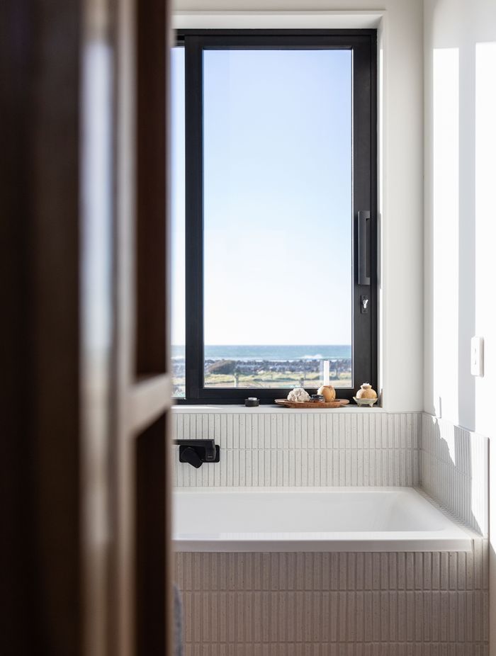The main dwelling’s bathtub, situated along the corridor to the master bedroom. | Photographer: Sandra Henderson
