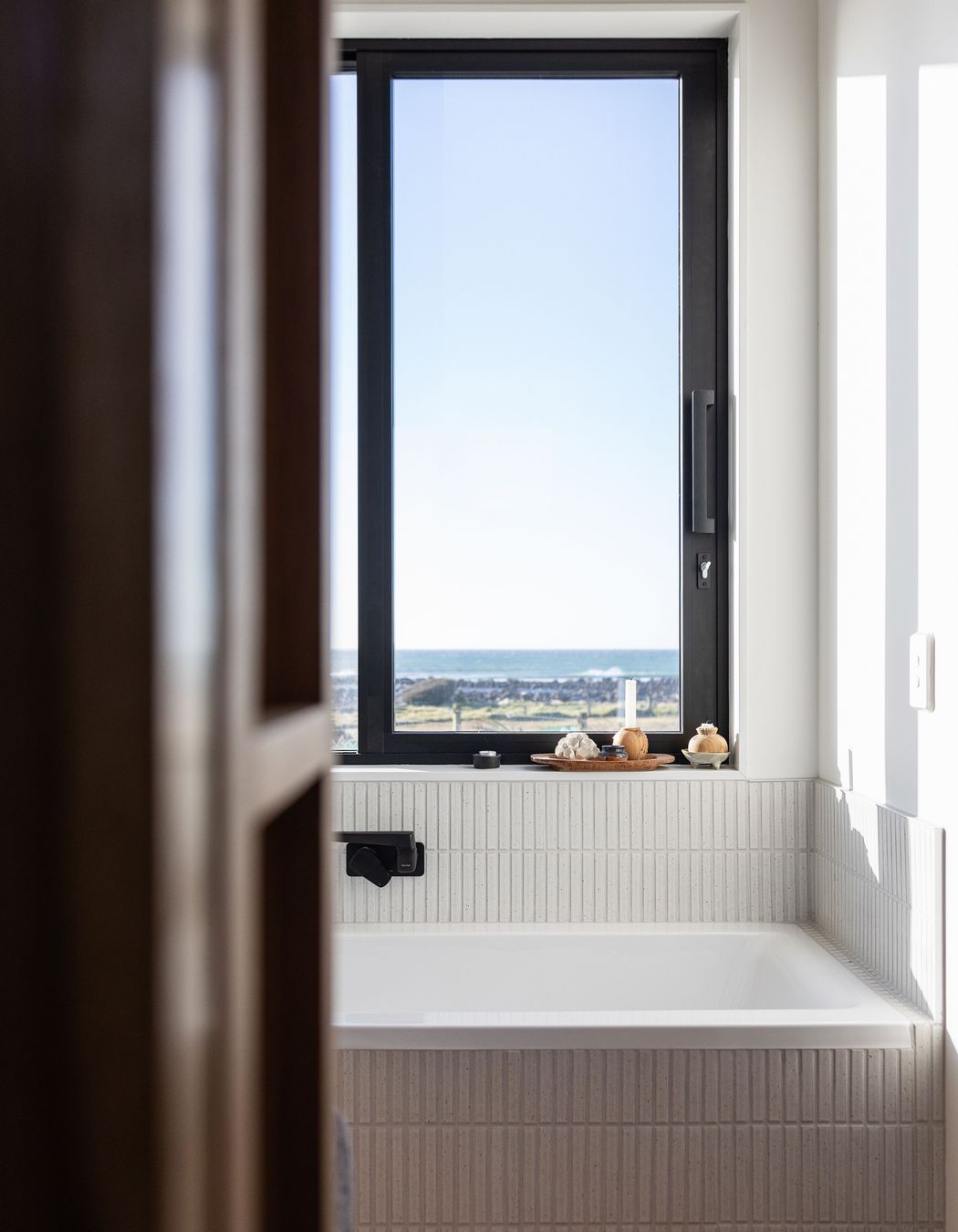 The main dwelling’s bathtub, situated along the corridor to the master bedroom. | Photographer: Sandra Henderson