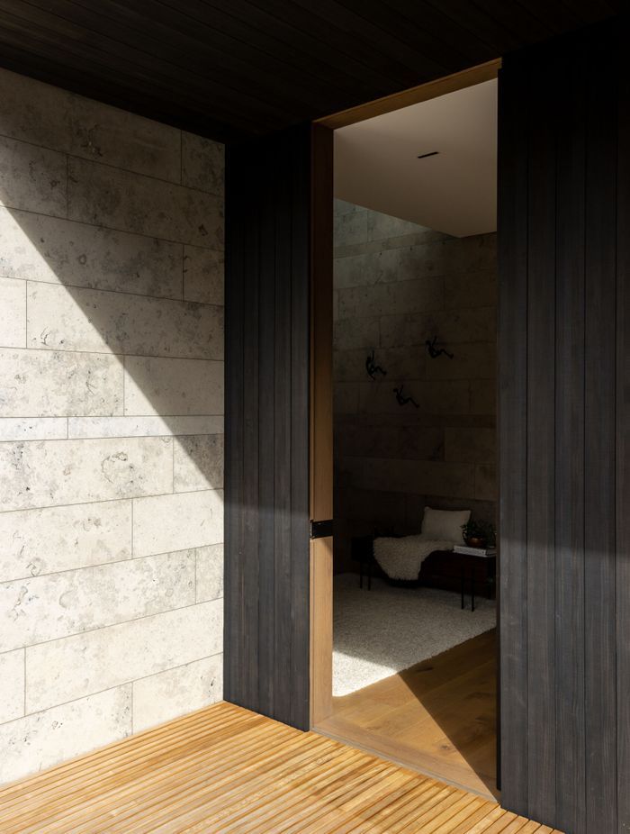 The entrance is discreet and unobtrusive.