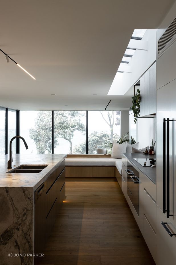 The serenity evoked by the natural environment is reflected in the home's spatial experience.