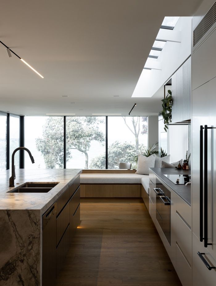 The serenity evoked by the natural environment is reflected in the home's spatial experience.