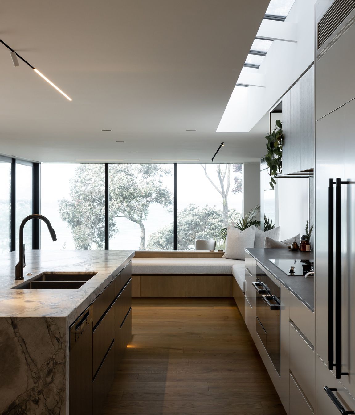 The serenity evoked by the natural environment is reflected in the home's spatial experience.