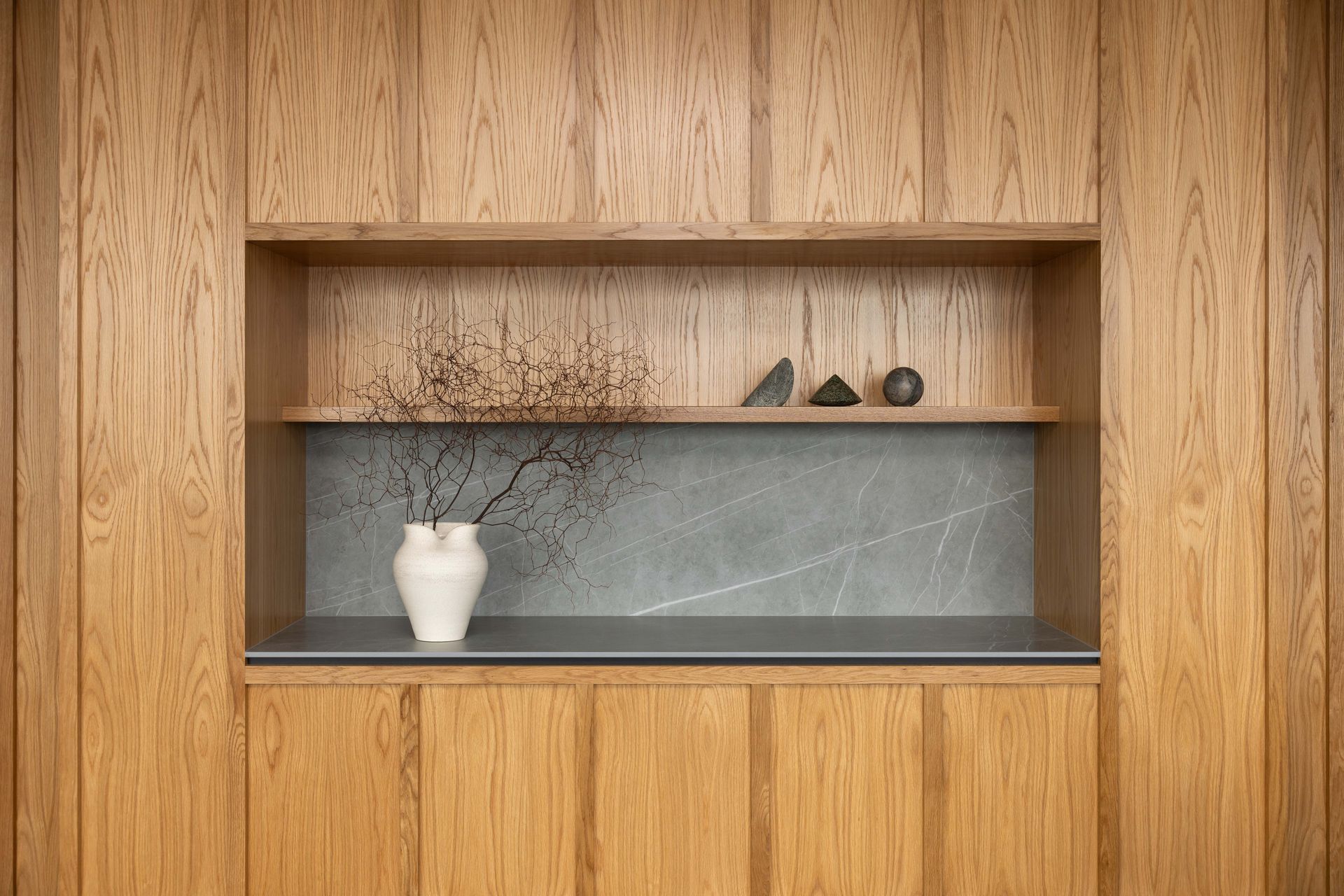 Natural tones and textures were key in the interior palette, with Evolution Construction & Interiors responsible for bespoke joinery items and wall panelling.