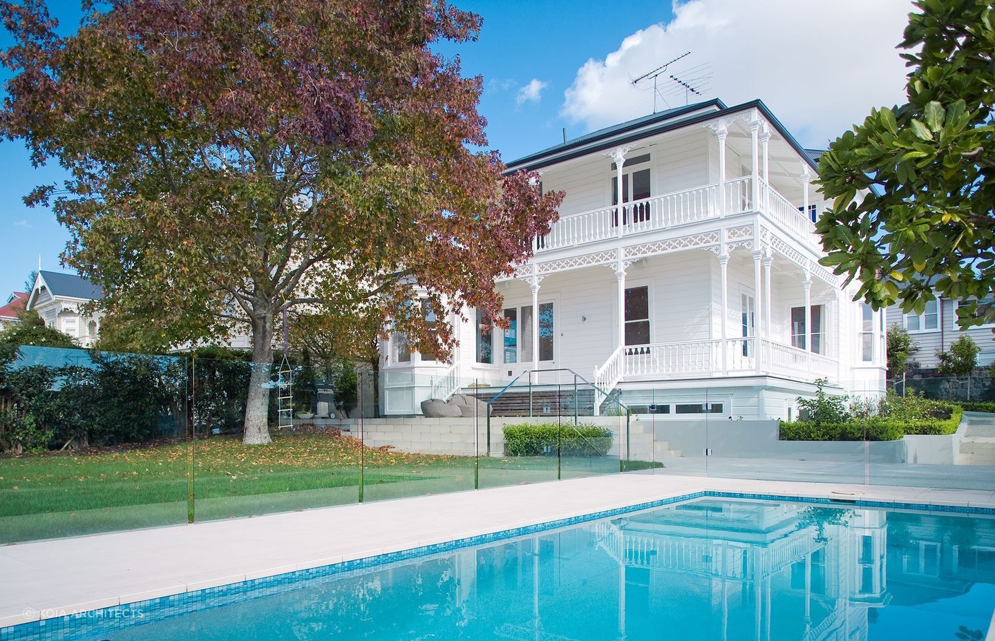 A recessed upper-storey wing with a veranda, not to mention a luxurious pool, are just some of the highlights of the outdoor space.