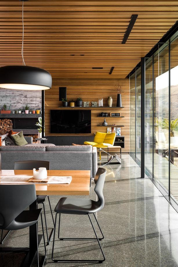 Coloured in PeterFell's 699 SuperBlack oxide, the floor has thermal mass properties; when exposed to the afternoon sun, it acts as a heat store.
