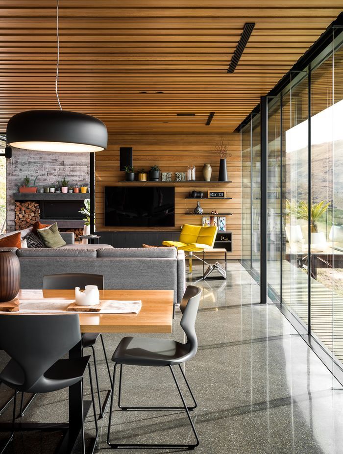 Coloured in PeterFell's 699 SuperBlack oxide, the floor has thermal mass properties; when exposed to the afternoon sun, it acts as a heat store.