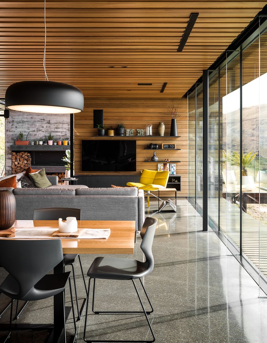 Coloured in PeterFell's 699 SuperBlack oxide, the floor has thermal mass properties; when exposed to the afternoon sun, it acts as a heat store.