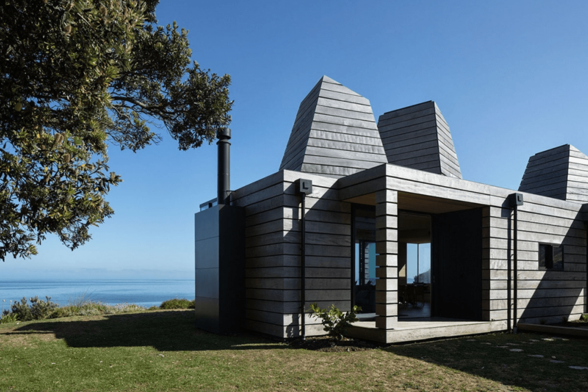 In an inverted reference to the colonial, gold-mining tunnels found nearby, these shafts ‘mine’ the sun and stars.