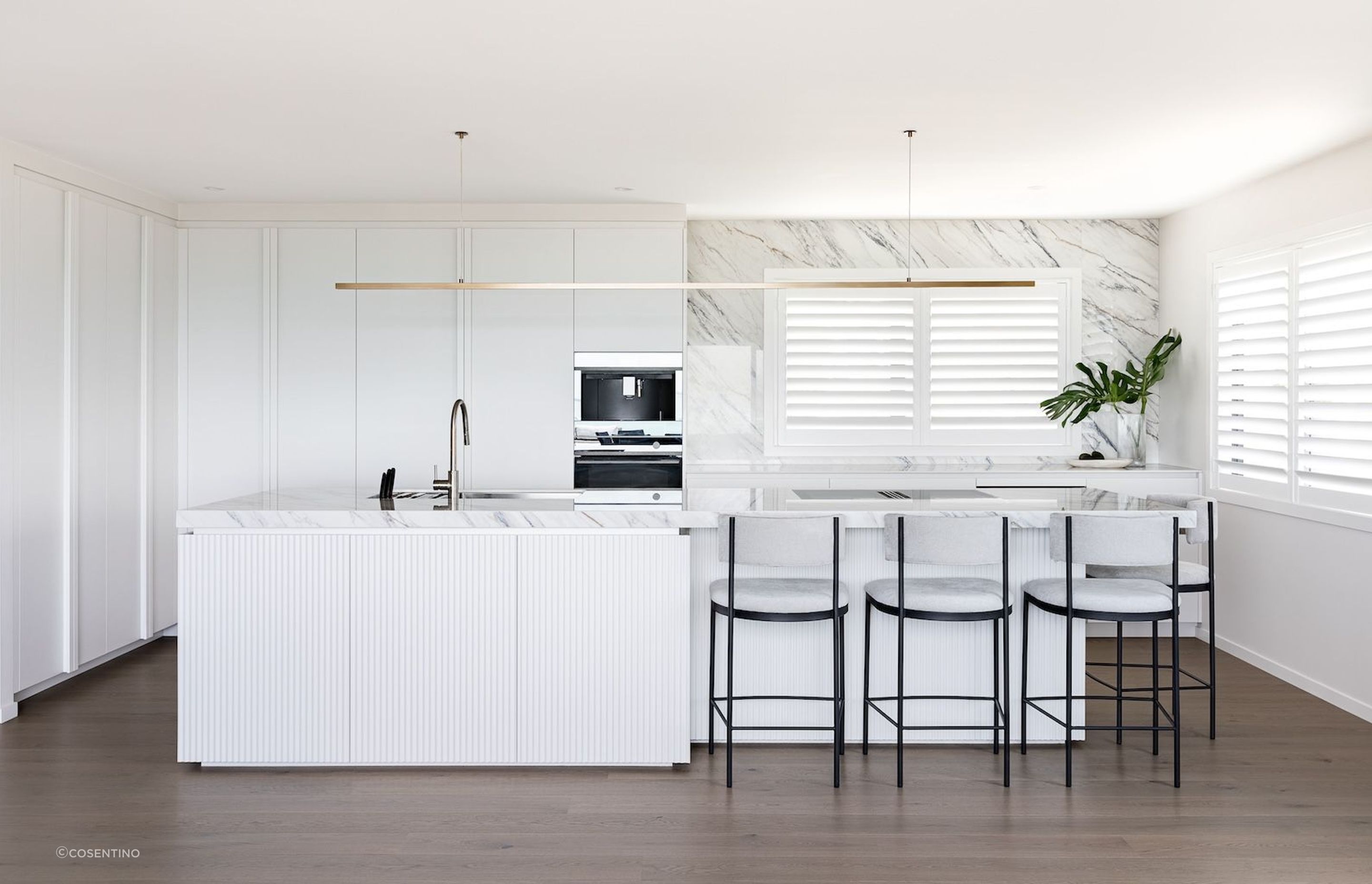 Dektron Trance was used to create a focal point in the kitchen-living area, fitting perfectly with the home’s tranquil coastal atmosphere.