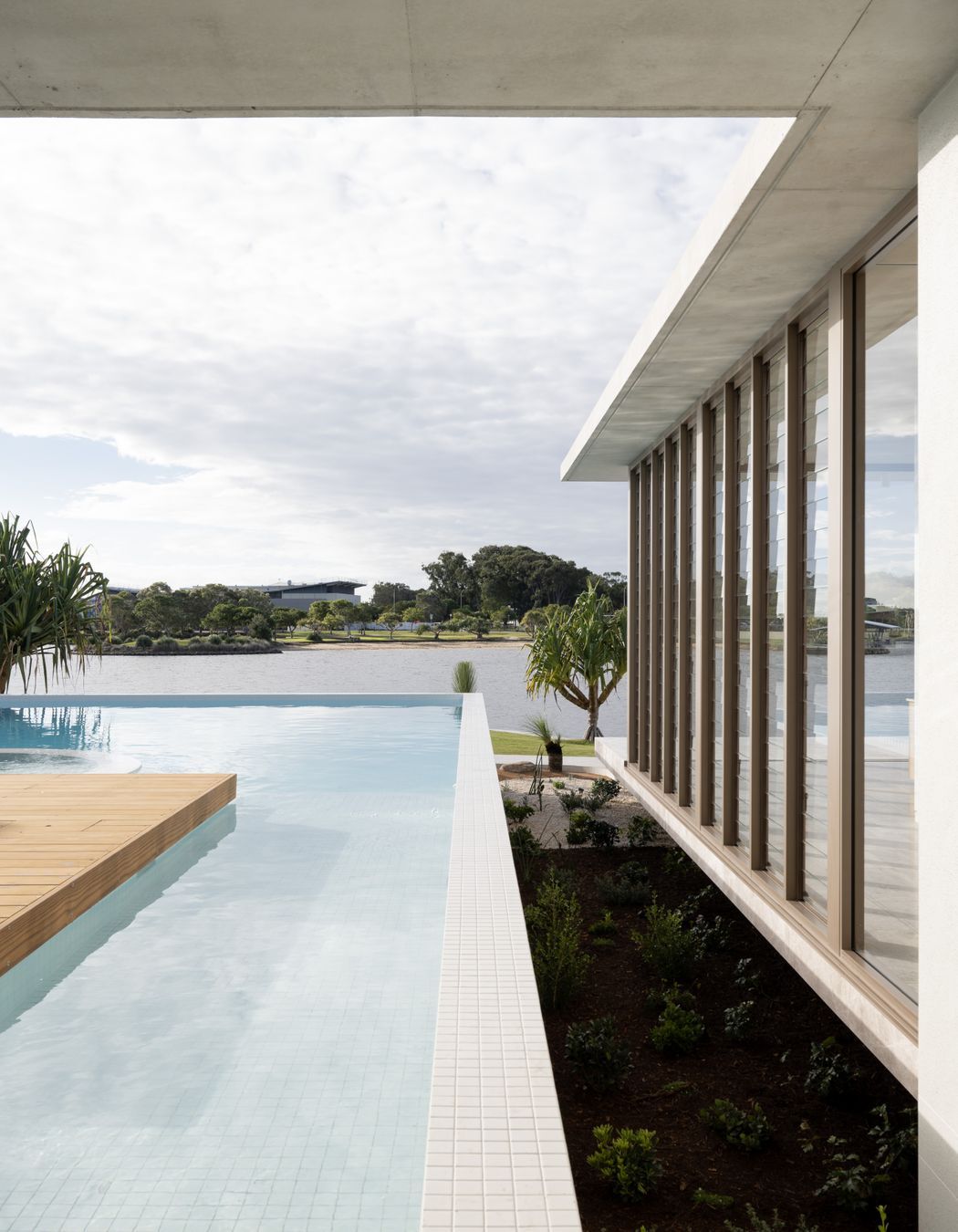 The aim of the extensive glazing in the home is a seamless connection with the stunning coastal setting.