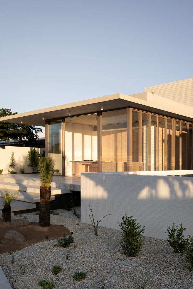 Seamless openings and floor-to-ceiling glazing brings sun, air and the view into the home.