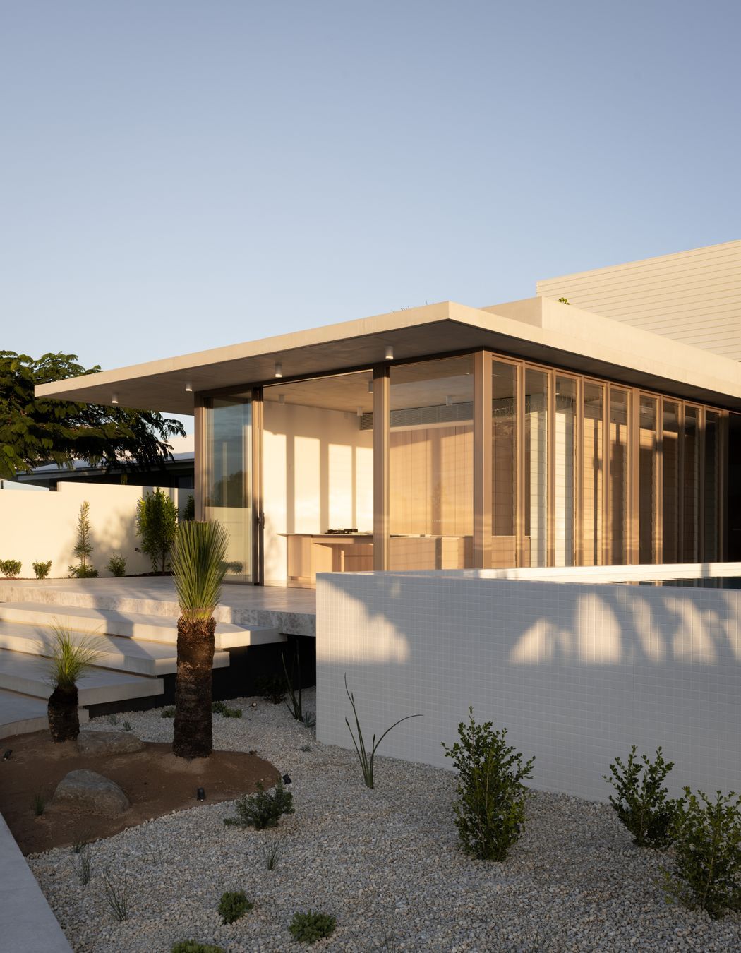 Seamless openings and floor-to-ceiling glazing brings sun, air and the view into the home.