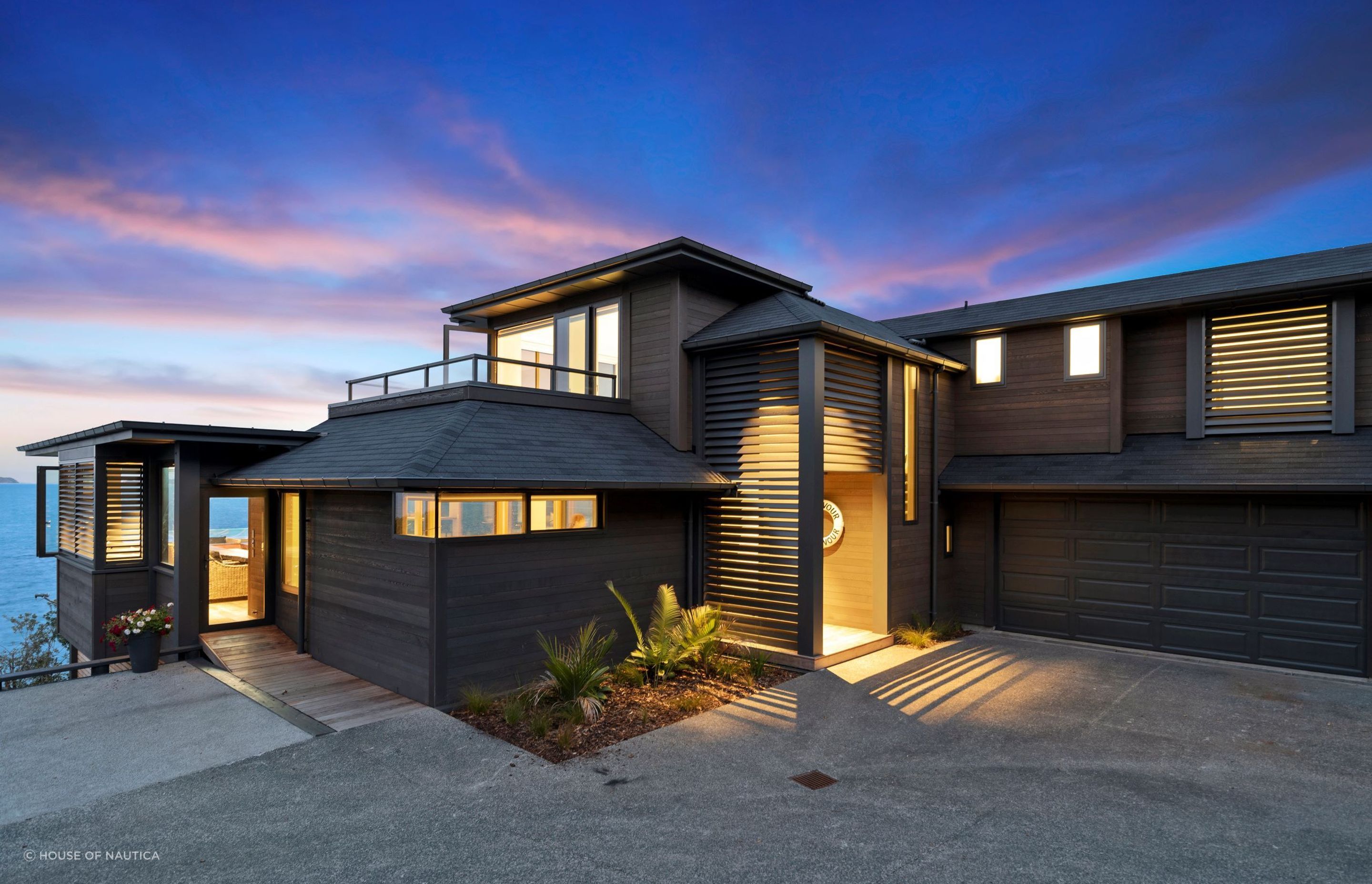 High-quality horizontal cedar cladding replaced the existing plaster cladding at Milly's home at Mariners Grove. | Photography: Bev Snyder