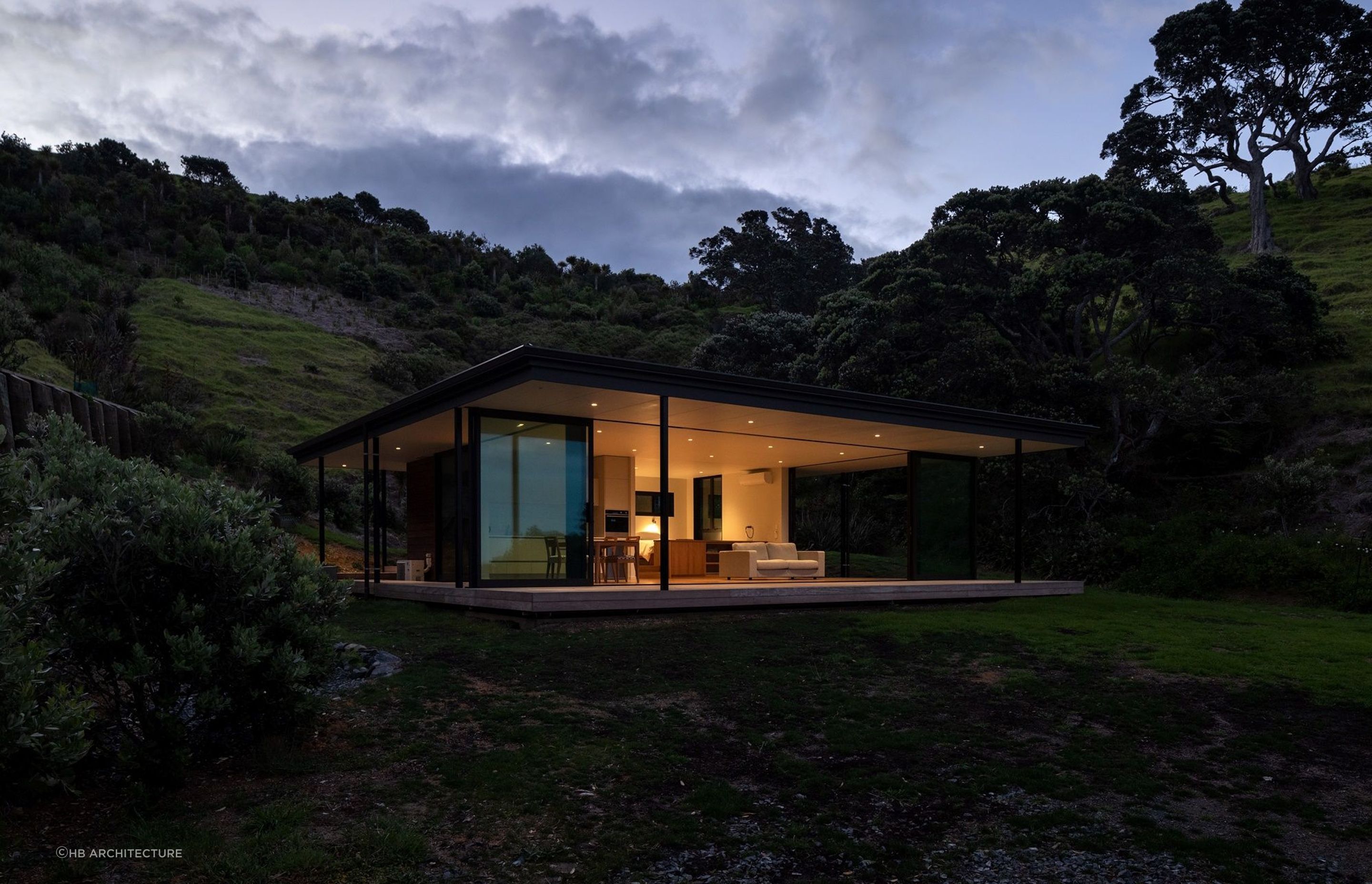The sleek and stylish Matapouri Pavilion by Harris Butt Architecture. | Photography: Simon Devitt