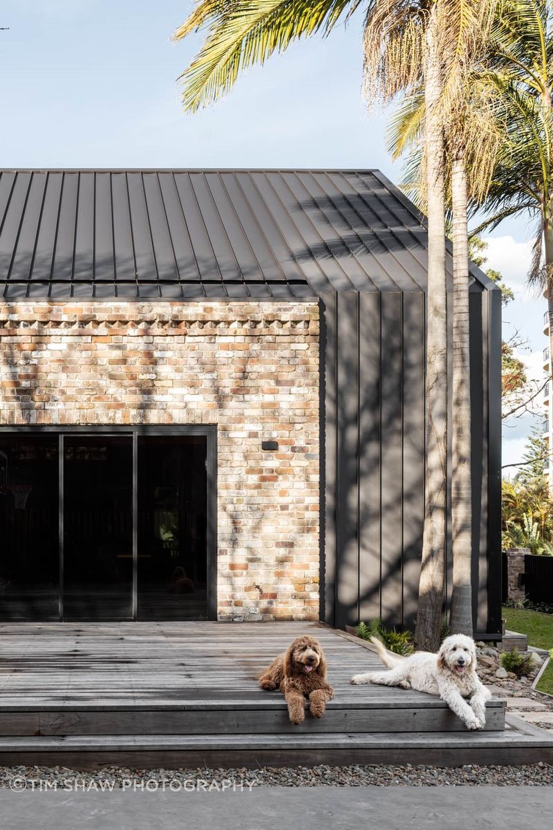 A welcoming yard.