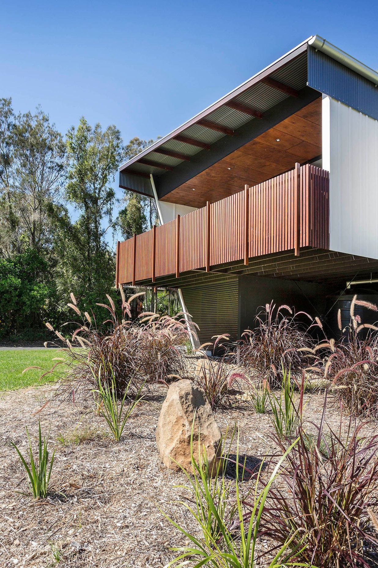 The property offers a picturesque view, extending to a spacious back garden. Photography: Damien Bredberg Photography