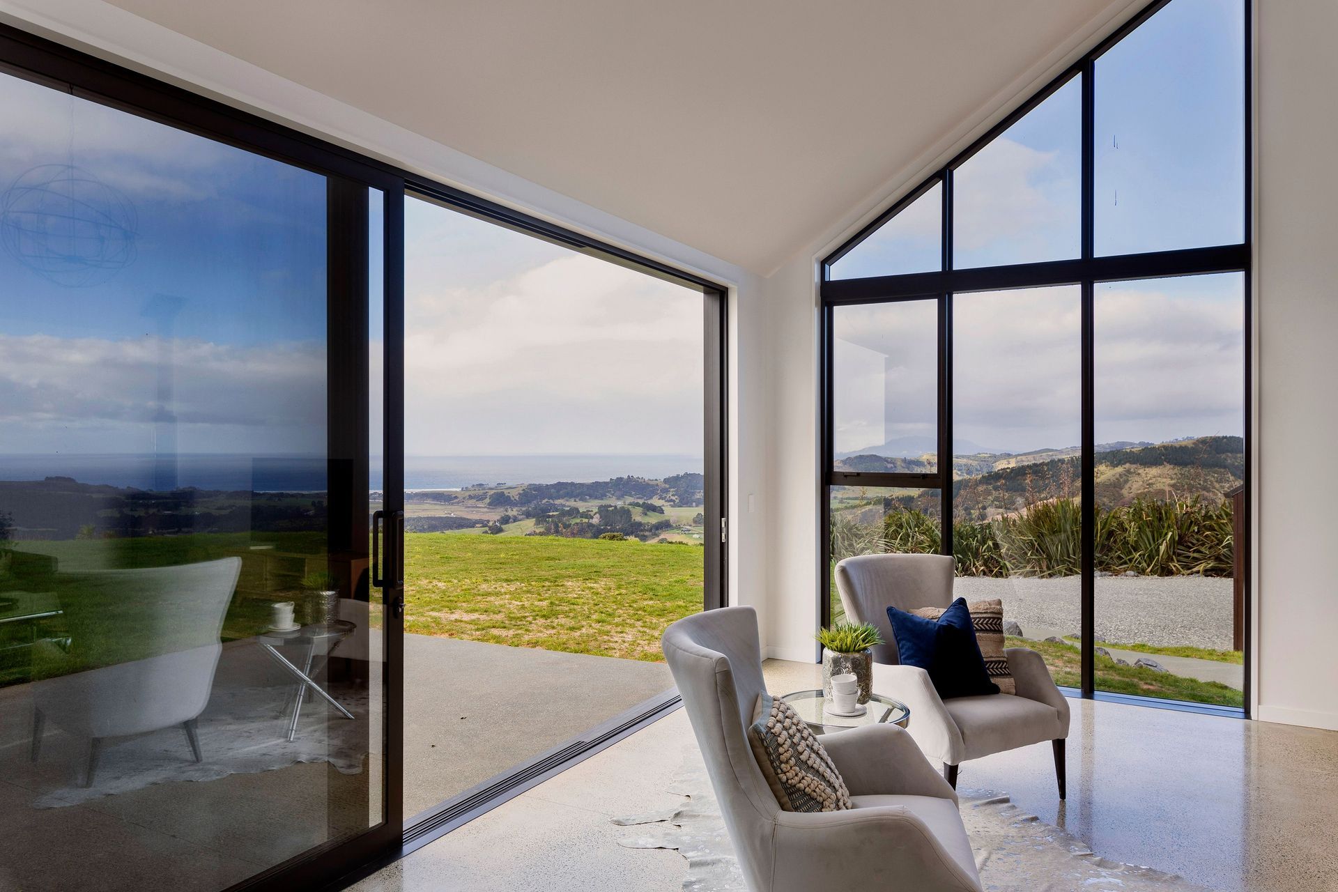 Glass sliding doors and full length windows allow the ocean views to be fully appreciated — Photography: Stephen Entwisle.