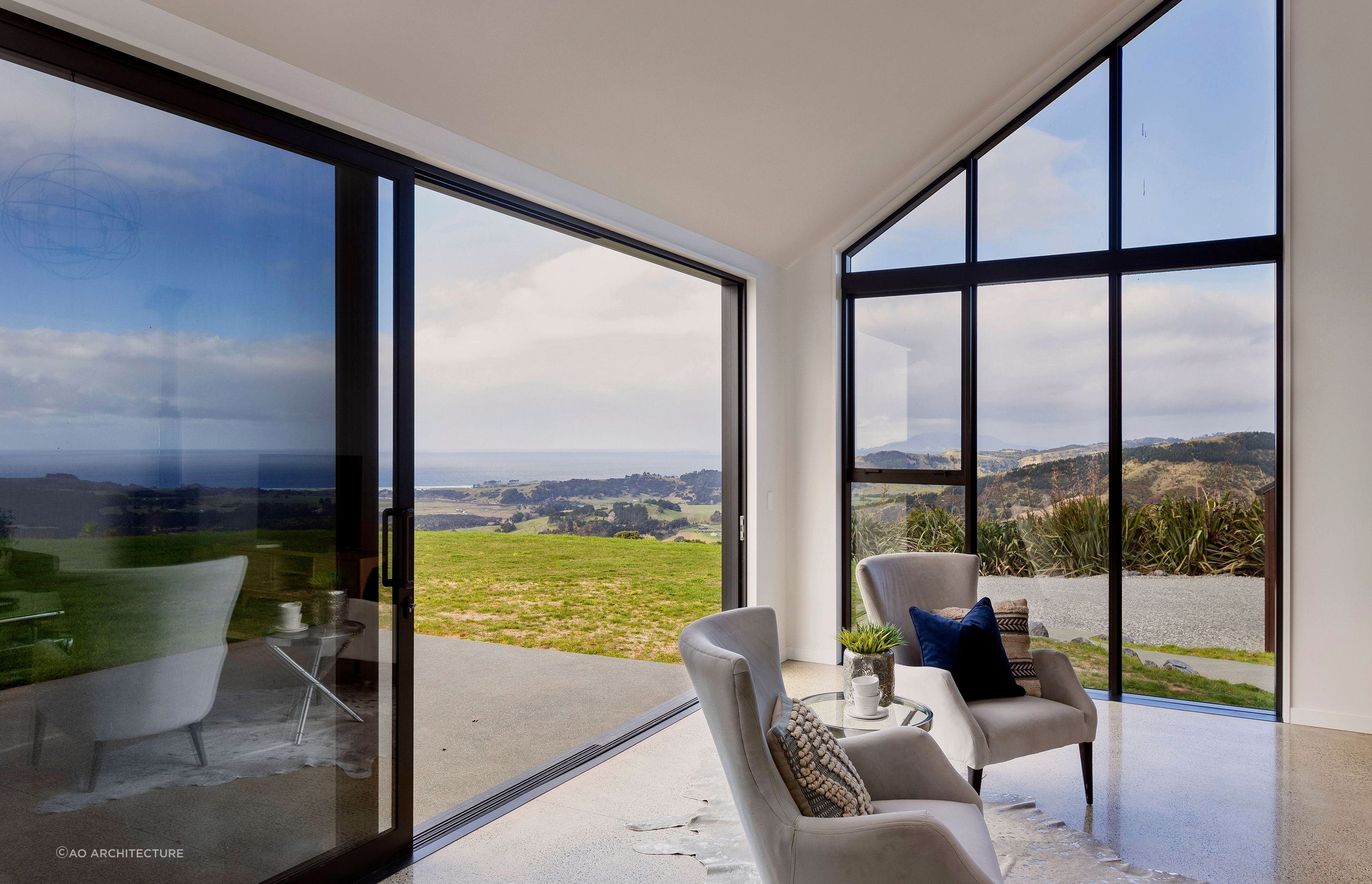 Glass sliding doors and full length windows allow the ocean views to be fully appreciated — Photography: Stephen Entwisle.