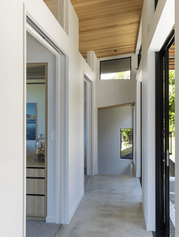 The bedroom wing utilises sliding doors along the hallway, allowing both sides to open up, welcoming in natural air, light, and views.