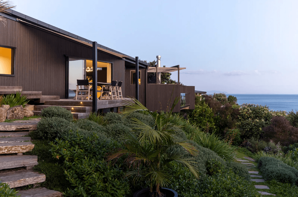 Daniels Reef Lookout’s floor level staggers with the site, elongating across the contours with minimal interference.